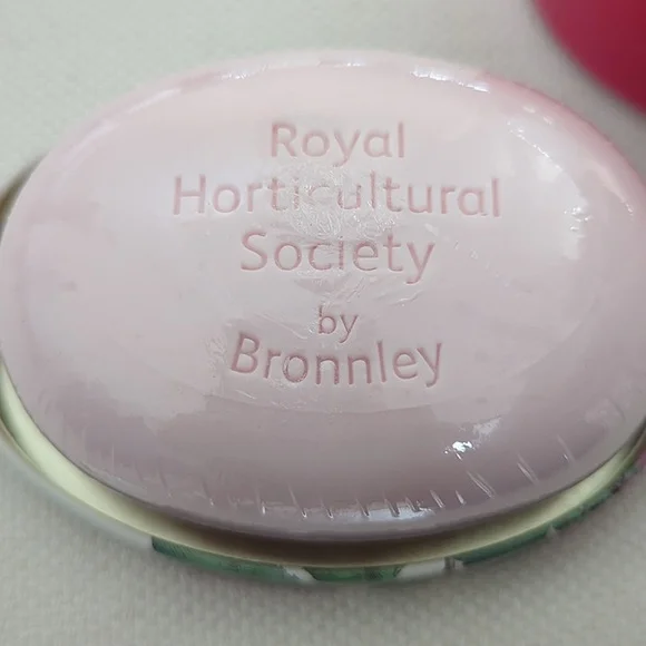 Bronnley Fine English Rose Bath Guest Soap NEW hostess gift tin 5.2 oz - Picture 3 of 6